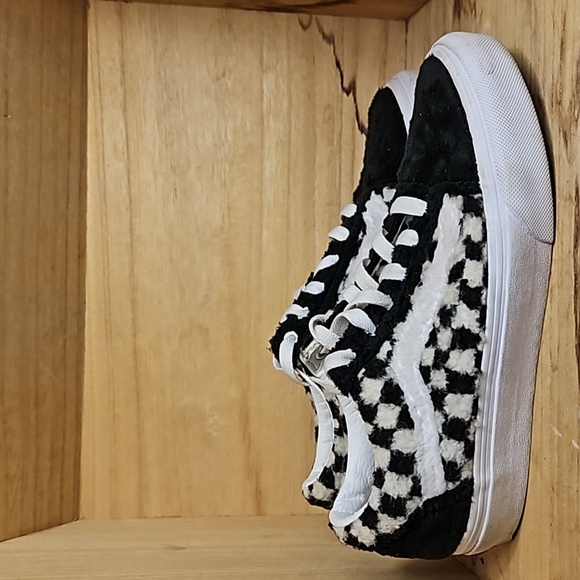 Vans Unisex Old Skool Sherpa Sneakers in Black/Checkerboard - Picture 3 of 9